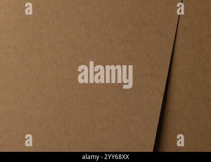 Goldbraune Papierstruktur mit glatter, aber körniger Oberfläche in Gämstönen. Mit einer natürlichen, rustikalen Ästhetik mit raffiniertem, biologischem Charme, Perfec Stockfoto