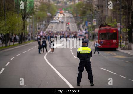 Polizeibeamte halten Wache, stoppen den Verkehr und blockieren die Straße während der Proteste in Belgrad Stockfoto