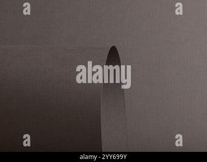 Braune Papierstruktur mit nahtlosem Schraffurmuster in neutralen Taupe- und Steingrauen Tönen. Matte und gedämpfte Oberfläche, die rustikalen, organischen Charme vereint Stockfoto