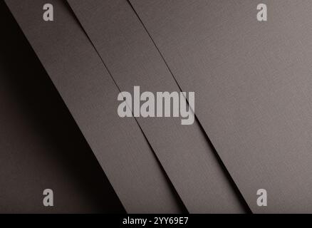 Braune Papierstruktur mit gedämpfter Kreuzschraffur in neutralen Taupe- und Steingrauen Tönen. Mit seiner matten Oberfläche kombiniert er rustikalen, organischen Charme Stockfoto