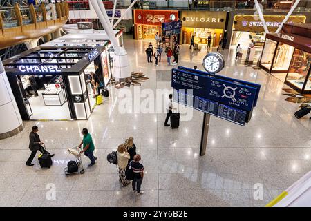 Abflugtafel am Flughafen Kuala Lumpur, Malaysia Stockfoto