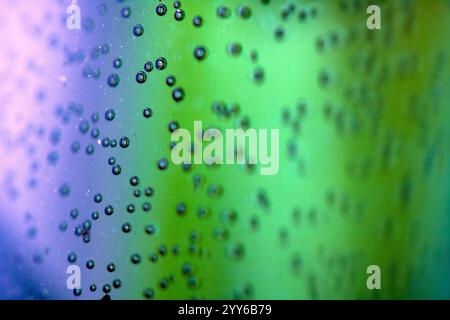 Nahaufnahme von Kondensationswasser schwimmende flüssige Wasserblasen und Tropfen auf Glas von Regen Stockfoto