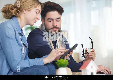 Ein junges verheiratetes Paar liest eine wichtige Nachricht von der Bank Stockfoto