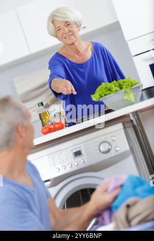 Senior paar Zubereitung von Speisen in der Küche Stockfoto