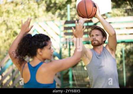 Ein Paar spielt zusammen Basketball auf dem Platz Stockfoto