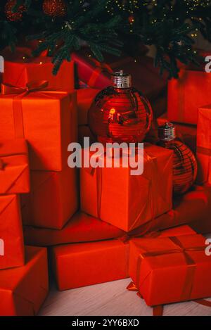 Festliche Ausstrahlung: Glitzernde Baumschmuck und luxuriöse Geschenke in Rot Stockfoto