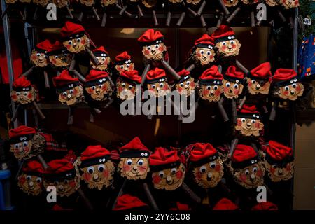 Barcelona, Spanien. Dezember 2024. Traditionelle katalanische „Cagatio“-Geschenke werden bei Nacht auf einem Weihnachtsmarkt im Viertel Sagrada Familia gesehen. (Foto: Davide Bonaldo/SOPA Images/SIPA USA) Credit: SIPA USA/Alamy Live News Stockfoto