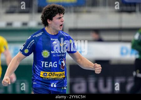 Heidelberg, Deutschland. Dezember 2024. Torschütze Gian Attenhofer (ThSV, 11), Spieler vom ThSV Eisenach, jubelt über ein Tor, Jubel, jubeln, Torjubel, Torerfolg, feiern Sie das Ziel, das Ziel, das fest, jubelt über das Tor, Freuen, Freude, freut sich, optimistisch, positiv, Spielszene, Highlight, Einzelbild, Einzelfoto, Aktion, 19.12.2024, Heidelberg (Deutschland), Handball, DHB-Pokal, Viertelfinale, Rhein-Neckar Löwen - ThSV Eisenach Credit: dpa/Alamy Live News Stockfoto