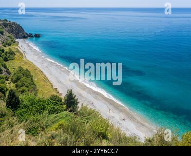 Eine ruhige Küstenszene an der Playa de la Caleta in Andalusien, Spanien. Stockfoto