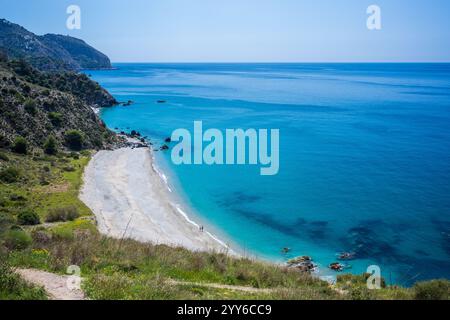 Ein malerischer Blick auf die Küste mit einem unberührten Strand mit klarem blauem Wasser in Nerja. Stockfoto