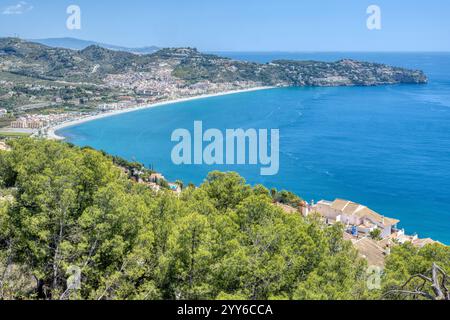 Wunderschöne Küstenlandschaft von Almuñecar und La Herradura Strand in Andalusien, Spanien. Stockfoto