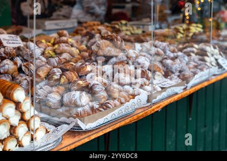 Verschiedene deutsche Pasties zum Verkauf an einem Stand - Augsburger Weihnachtsmarkt Stockfoto