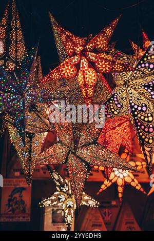 weihnachtssterne aus traditionellem Papier zum Verkauf auf dem Weihnachtsmarkt in Basel Schweiz Stockfoto
