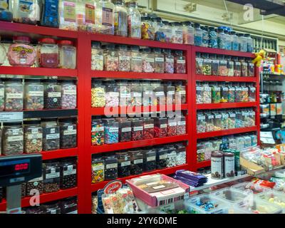 Farbenfrohe Gläser gefüllt mit traditionellen Kinderbonbons auf dem Stockport Market. Stockfoto