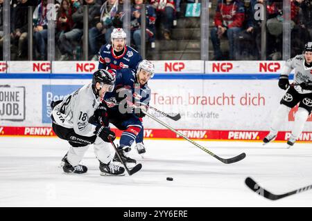 Josh Currie (18, Koelner Haie) Samuel Dove McFalls (75, Nuernberg Ice Tigers, NIT), Nuernberg Ice Tigers vs. Koelner Haie, Eishockey, Penny DEL, 28. Spieltag, 19.12.2024, Foto: Eibner-Pressefoto/Thomas Hahn Stockfoto