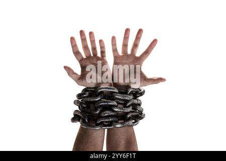 Zwei Hände in Ketten auf weißem Hintergrund mit Freistellungspfad isoliert Stockfoto