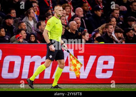 Amsterdam, Niederlande. Dezember 2024. AMSTERDAM, NIEDERLANDE - 19. DEZEMBER: Assistenzschiedsrichter Don Frijn sieht beim Spiel der zweiten Runde des niederländischen TOTO KNVB Cup zwischen AFC Ajax und SC Telstar in der Johan Cruijff Arena am 19. Dezember 2024 in Amsterdam, Niederlande. (Foto: Broer van den Boom/Orange Pictures) Credit: Orange Pics BV/Alamy Live News Stockfoto