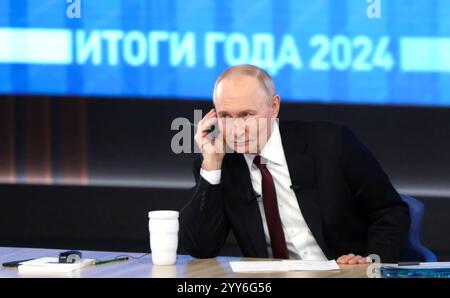 Moskau, Russland. Dezember 2024. Der russische Präsident Wladimir Putin hört eine Frage während der jährlichen Pressekonferenz und der Call-in-Show in Gostinny Dvor am 19. Dezember 2024 in Moskau. Quelle: Gavriil Grigorov/Kreml Pool/Alamy Live News Stockfoto