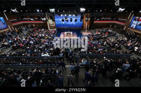 Moskau, Russland. Dezember 2024. Der russische Präsident Wladimir Putin, Mitte, hört eine Frage mit den Gastgebern Alexandra Suworova, links, und Dmitri Kulko, rechts, während der jährlichen Pressekonferenz und Call-in-Show in Gostinny Dvor, 19. Dezember 2024 in Moskau, Russland. Quelle: Vyacheslav Prokofyev/Kreml Pool/Alamy Live News Stockfoto