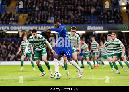 Chelsea's Noni Madueke (Mitte) in Aktion während der UEFA Europa Conference League, Ligaspiel in Stamford Bridge, London. Bilddatum: Donnerstag, 19. Dezember 2024. Stockfoto