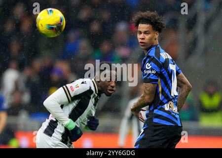 Mailand, Italien. Dezember 2024. Inter Mailand Tajon Buchanan kämpfte um den Ball mit Udinese Hassane Kamara während des Achtelfinale der Coppa Italia zwischen Inter und Udinese im SanSiro-Stadion in Mailand, Norditalien - Mittwoch, 19. Dezember 2024. Sport - Fußball . (Foto: Spada/Lapresse) Credit: LaPresse/Alamy Live News Stockfoto