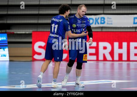 Heidelberg, Deutschland. Dezember 2024. v.li.: Gian Attenhofer (ThSV, 11), Peter Walz (ThSV, 14), Spieler vom ThSV Eisenach, enttäuscht über die Niederlage, Enttäuschung nach dem Schlusspfiff, Highlight, Verlierer, verloren, Frustration, enttäuscht, pessimistisch, 19.12.2024, Heidelberg (Deutschland), Handball, DHB-Pokal, Viertelfinale, Rhein-Neckar Löwen - ThSV Eisenach Credit: dpa/Alamy Live News Stockfoto