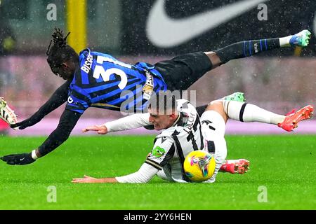 Mailand, Italien. Dezember 2024. Inter Mailand Yann Bisseck kämpfte mit Udinese Lorenzo Lucca während des Achtelfinale-Spiels zwischen Inter und Udinese im SanSiro-Stadion in Mailand (Norditalien) am Mittwoch, den 19. Dezember 2024 um den Ball. Sport - Fußball . (Foto: Spada/Lapresse) Credit: LaPresse/Alamy Live News Stockfoto