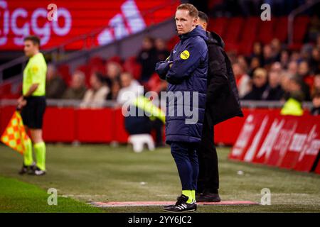 Amsterdam, Niederlande. Dezember 2024. AMSTERDAM, NIEDERLANDE - 19. DEZEMBER: Der vierte Offizielle Ingmar Oostrom sieht beim Spiel der zweiten Runde des niederländischen TOTO KNVB Cup zwischen AFC Ajax und SC Telstar in der Johan Cruijff Arena am 19. Dezember 2024 in Amsterdam, Niederlande. (Foto: Broer van den Boom/Orange Pictures) Credit: Orange Pics BV/Alamy Live News Stockfoto