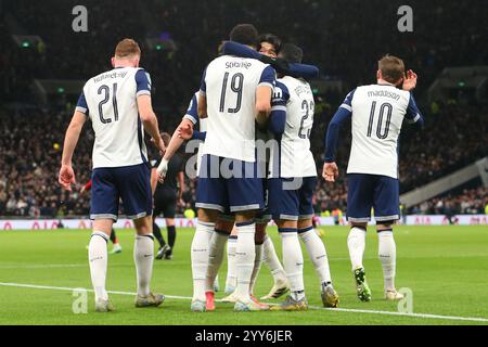 Tottenham Hotspur Stadium, London, Großbritannien. Dezember 2024. Carabao Cup Quarter Final Football, Tottenham Hotspur gegen Manchester United; Tottenham Hotspur Spieler feiern ihr Team-Tor von Dominic Solanke in der 15. Minute mit 1:0. Beschreibung: Action Plus Sports/Alamy Live News Stockfoto