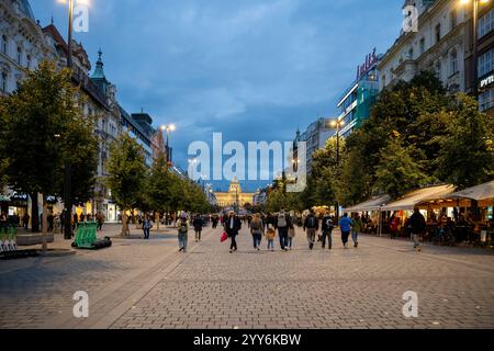 Blick in der Abenddämmerung auf die Fußgängerzone von Václavské náměstí (Wenzelsplatz) mit Touristen, Nationalmuseum im Hintergrund, Prag, Tschechien Stockfoto