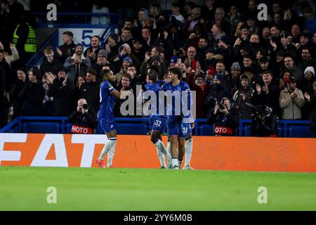 Stamford Bridge, London, Großbritannien. Dezember 2024. UEFA Conference League Football, Chelsea gegen Shamrock Rovers; Marc Guiu aus Chelsea feiert das erste Tor des Spiels für 1-0 in der 22. Minute Credit: Action Plus Sports/Alamy Live News Stockfoto