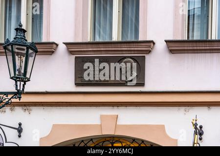 Gedenktafel, auf der der böhmische Mathematiker und Theologe Bernard Bozen auf dem Ovocný-trh-Platz in der Prager Altstadt lebte Stockfoto