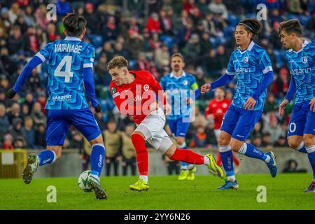 Windsor Park, Belfast, Nordirland, Großbritannien. Dezember 2024. UEFA Europa Conference League (Ligasaison – Spieltag 6) – Larne gegen KAA Gent. Action vom heutigen Spiel im Windsor Park (Larne in Rot). Sean Graham (11) bricht für Larne aus. Quelle: CAZIMB/Alamy Live News. Stockfoto