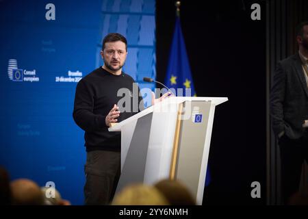 Brüssel, Belgien Dezember 2024. Der ukrainische Präsident Wolodymyr Zelenskyj beantwortet eine Frage während einer gemeinsamen Pressekonferenz im Anschluss an den Gipfel des Europäischen Rates am 19. Dezember 2024 in Brüssel, Belgien. Kredit: Ukrainischer Ratsvorsitz/Pressestelle Des Ukrainischen Präsidenten/Alamy Live News Stockfoto