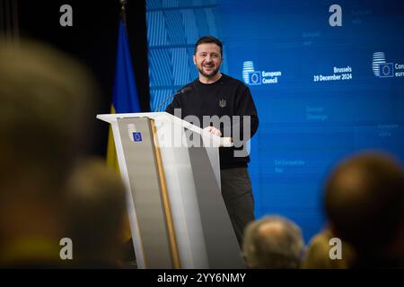Brüssel, Belgien Dezember 2024. Der ukrainische Präsident Wolodymyr Zelenskyj hört eine Frage während einer gemeinsamen Pressekonferenz im Anschluss an den Gipfel des Europäischen Rates am 19. Dezember 2024 in Brüssel, Belgien. Kredit: Ukrainischer Ratsvorsitz/Pressestelle Des Ukrainischen Präsidenten/Alamy Live News Stockfoto