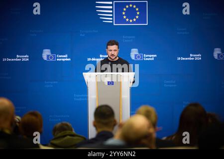 Brüssel, Belgien Dezember 2024. Der ukrainische Präsident Wolodymyr Zelenskyj hört eine Frage während einer gemeinsamen Pressekonferenz im Anschluss an den Gipfel des Europäischen Rates am 19. Dezember 2024 in Brüssel, Belgien. Kredit: Ukrainischer Ratsvorsitz/Pressestelle Des Ukrainischen Präsidenten/Alamy Live News Stockfoto