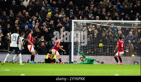 London, Großbritannien. Dezember 2024. Dejan Kulusevski von Tottenham Hotspur (21) erzielt seinen Teams das 2. Tor. Carabao Cup, Viertelfinalspiel des EFL Cup, Tottenham Hotspur gegen Manchester United im Tottenham Hotspur Stadium in London am Donnerstag, den 19. Dezember 2024. Dieses Bild darf nur für redaktionelle Zwecke verwendet werden. Foto nur für redaktionelle Verwendung von Sandra Mailer/Andrew Orchard Sportfotografie/Alamy Live News Credit: Andrew Orchard Sportfotografie/Alamy Live News Stockfoto