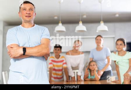 Mann mit seiner großen Familie Stockfoto