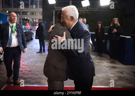 Brüssel, Belgien Dezember 2024. Der ukrainische Präsident Wolodymyr Zelenskyj, links, wird vom Präsidenten des Europäischen Rates Antonio Costa, rechts, begrüßt, als er den Gipfel des Europäischen Rates am 19. Dezember 2024 in Brüssel, Belgien, am Sitz der Europäischen Union verlässt. Kredit: Ukrainischer Ratsvorsitz/Pressestelle Des Ukrainischen Präsidenten/Alamy Live News Stockfoto
