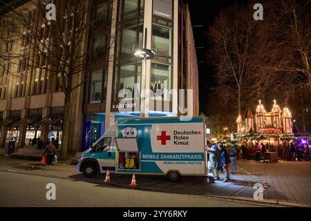 Hamburg, Deutschland. Dezember 2024. Das Zahnarztmobil des Deutschen Roten Kreuzes (DRK) steht am Gerhart-Hauptmann-Platz. Im Hintergrund ist ein Weihnachtsmarkt zu sehen. Quelle: Georg Wendt/dpa/Alamy Live News Stockfoto