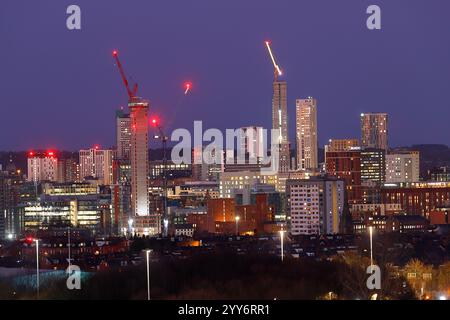 Das Stadtzentrum von Leeds bei Nacht und die hohen Gebäude des Arena Quarter Stockfoto