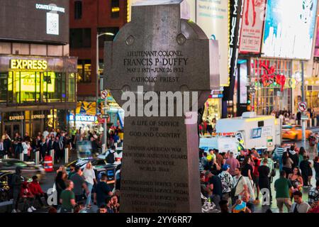 Nahaufnahme des Lieutenant Colonel Francis P. Duffy-Denkmals am Times Square mit leuchtenden Lichtern, Menschenmenge und berühmten roten Stufen. New York. USA. Stockfoto