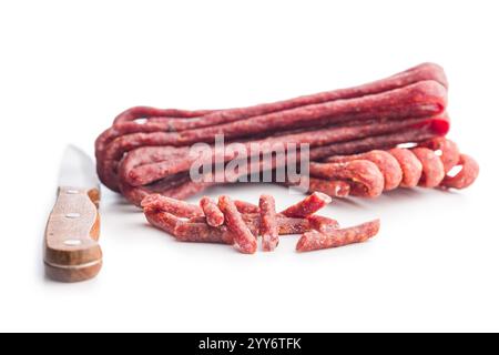 Geräucherte Kabanos. Mini getrocknete dünne Würstchen isoliert auf weißem Hintergrund Stockfoto