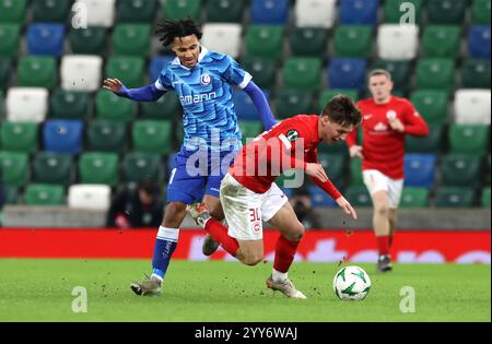 Belfast, Irland. Dezember 2024. Ein Fußballspiel zwischen dem nordirischen Team Larne und dem belgischen Cercle Brugge KSV, Donnerstag, den 19. Dezember 2024 in Belfast, am 6/6. Tag der Gruppenphase des UEFA Conference League-Turniers. BELGA FOTO LIAM MCBURNEY Credit: Belga News Agency/Alamy Live News Stockfoto