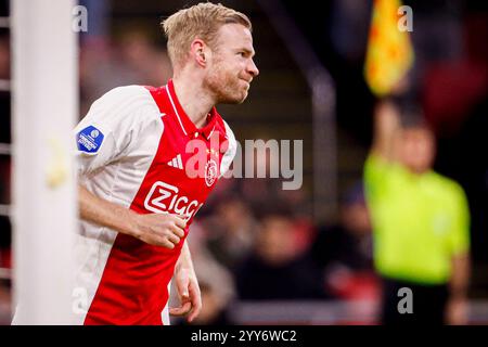 Amsterdam, Niederlande. Dezember 2024. AMSTERDAM, NIEDERLANDE - 19. DEZEMBER: Davy Klaassen vom AFC Ajax wird während des TOTO KNVB Cup-Spiels zwischen dem AFC Ajax und dem SC Telstar am 19. Dezember 2024 in der Johan Cruijff Arena in Amsterdam niedergeschlagen. (Foto: Broer van den Boom/Orange Pictures) Credit: Orange Pics BV/Alamy Live News Stockfoto
