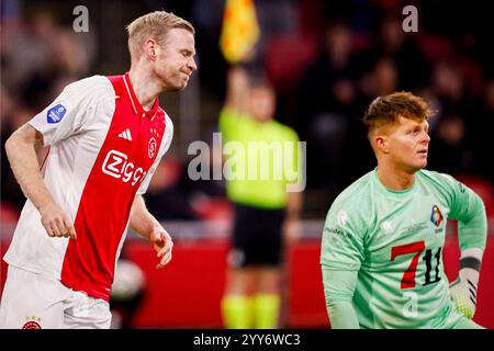 Amsterdam, Niederlande. Dezember 2024. AMSTERDAM, NIEDERLANDE - 19. DEZEMBER: Davy Klaassen vom AFC Ajax wird während des TOTO KNVB Cup-Spiels zwischen dem AFC Ajax und dem SC Telstar am 19. Dezember 2024 in der Johan Cruijff Arena in Amsterdam niedergeschlagen. (Foto: Broer van den Boom/Orange Pictures) Credit: Orange Pics BV/Alamy Live News Stockfoto