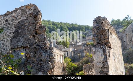 Kayakoy Geisterstadt in der Nähe von Fethiye, Mugla, Türkei. Verlassenes griechisches Dorf mit zerbröckelnden Steinhäusern, historischen Ruinen und einem eindringlich schönen Hügel Stockfoto