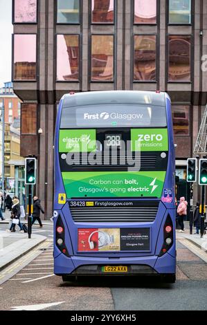 Electric First Bus in the Low Emission Zone (LEZ), Nelson Mandela Place Bus Gate, Glasgow, Schottland, Großbritannien, Europa Stockfoto