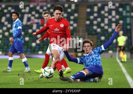 Belfast, Irland. Dezember 2024. Ein Fußballspiel zwischen dem nordirischen Team Larne und dem belgischen Cercle Brugge KSV, Donnerstag, den 19. Dezember 2024 in Belfast, am 6/6. Tag der Gruppenphase des UEFA Conference League-Turniers. BELGA FOTO LIAM MCBURNEY Credit: Belga News Agency/Alamy Live News Stockfoto