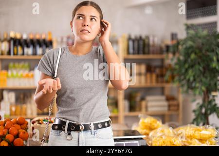 Weibliche Käuferinnen können sich nur schwer daran erinnern, was sie im Supermarkt kaufen sollten Stockfoto